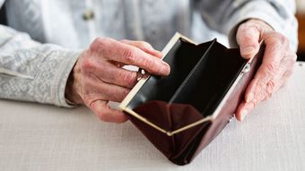 ショッピング依存の母を｢放置｣した家計の末路