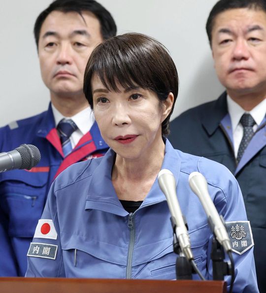 記者団の取材に応じる高市首相=2025年12月7日午後、石川県輪島市(代表撮影)