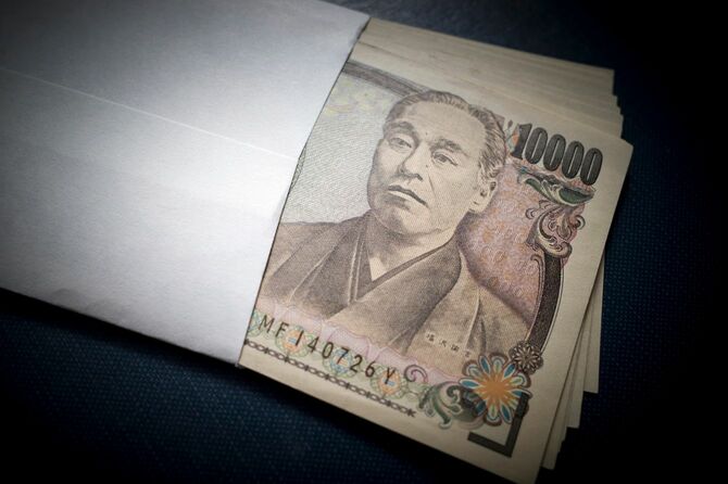 封筒に入ったたくさんの一万円札