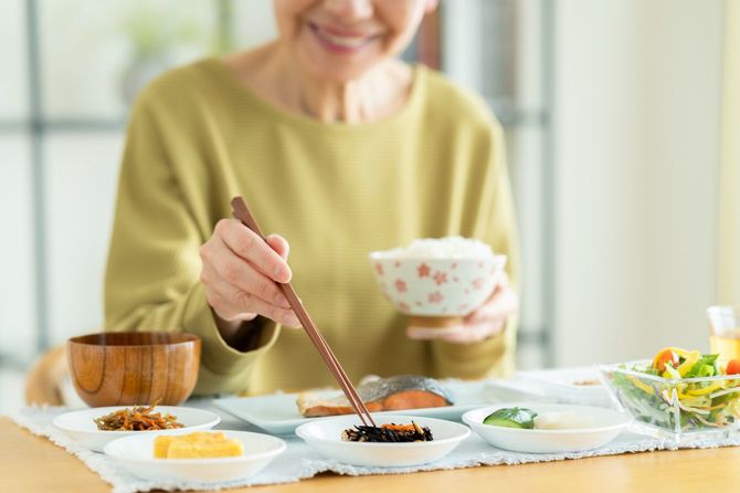 朝食を食べる女性