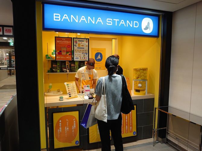 スタッフ二人で対応。駅ナカなので待たせないことが重要。