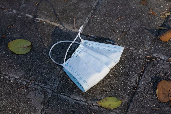 捨てられたマスク