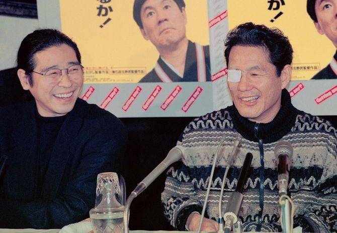 自ら監督した映画の公開初日の舞台あいさつの後、記者会見するビートたけし（北野武）さんは「トーク番組など目が気にならないものは来月からやるかもしれない」と語る。左は森昌行・オフィス北野社長（1995年2月11日、東京・新宿・テアトル新宿）