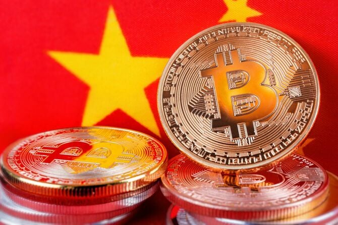 中国の国旗とビットコインロゴの硬貨