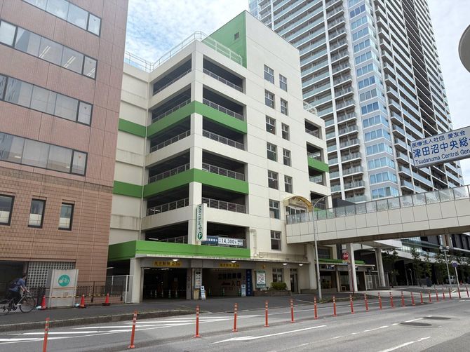 2026年4月に先行して営業を再開した旧モリシア津田沼の立体駐車場。奥には別施設のタワーマンションも見える