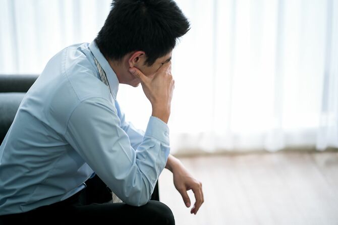 思い悩むビジネスマン