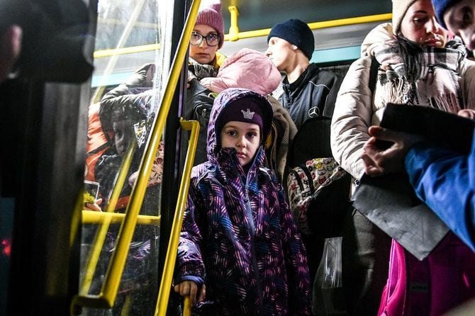 欧州最大の原発ザポリージャ原発があるエネルホダルから避難してきた市民が、2022年3月9日、ウクライナのザポリージャに到着した。民間人はバス12台、車両約100台で立ち退いた。