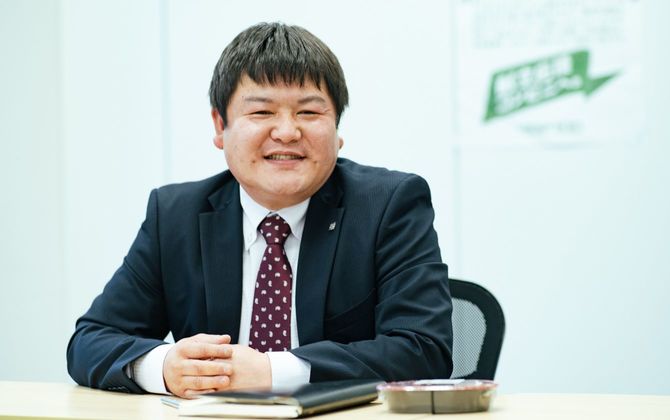 林弘昭さん。1978年生まれ。2002年に大学を卒業し、九九プラス（現ローソンストア100）に入社。店長やエリアマネジャーなどを経て17年に関東第二運営部部長。店舗運営やフランチャイズコンサルタントに携わる。