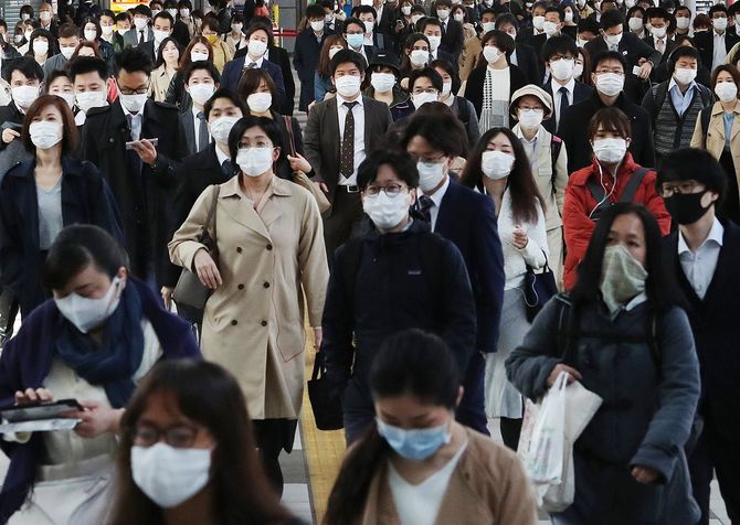 緊急事態宣言発令して2週間、通勤する大勢の人たち