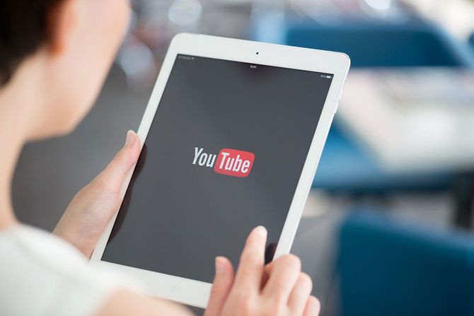 タブレットでYouTubeを見る子ども