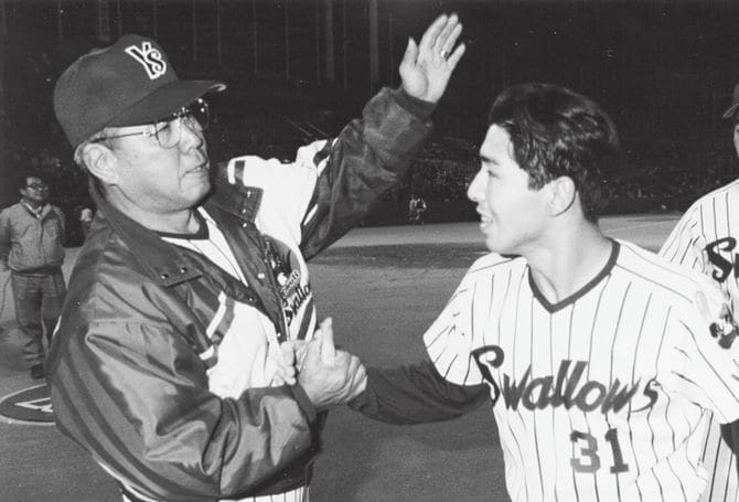 プロ1年目から野村監督の薫陶を受けた真中氏は、“巧打の外野手”、“代打の神様”としてチームを牽引した(1995年4月13日ヤクルト中日戦、逆転勝ちに貢献した真中氏を労う野村氏)。