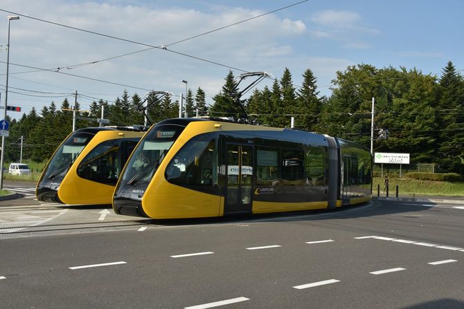斬新的な車体デザインとカラーリングにより、ライトラインは路面電車のイメージを刷新した（2023年9月）