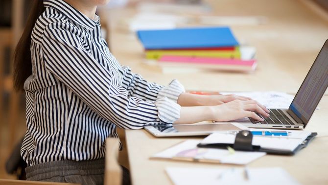 オフィスで仕事する女性