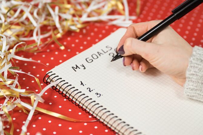 ノートに目標を書き込む手