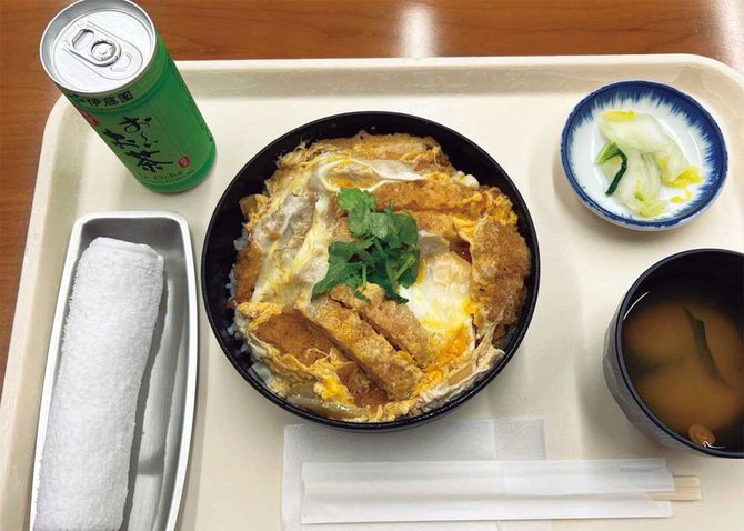 初公開！ おそらく本誌初公開となる、首相官邸食堂のかつ丼（お茶は別売り）。かなりボリュームがあり良心的だが、時間に追われる人の多い官邸ではあまり人気のあるメニューではなさそうだ。飯島氏も「たまにしか食べない」とのこと。