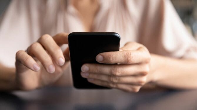 スマートフォンを持っている若い女性