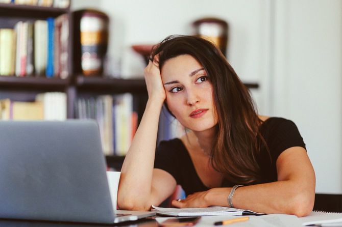 仕事で疲れているようすの女性