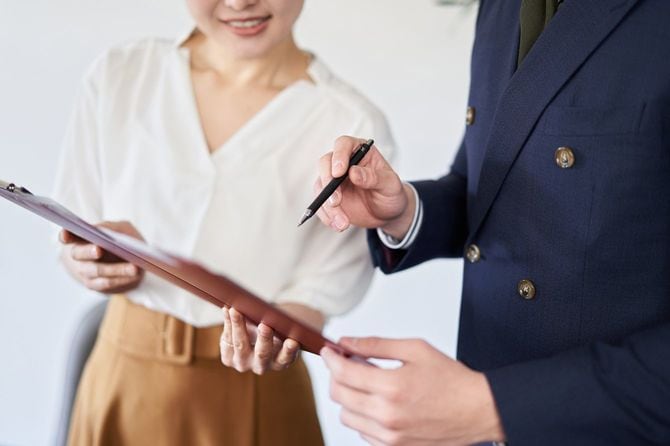 書類をチェックしている男女