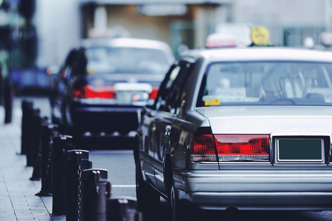 駐車中のタクシーの後部
