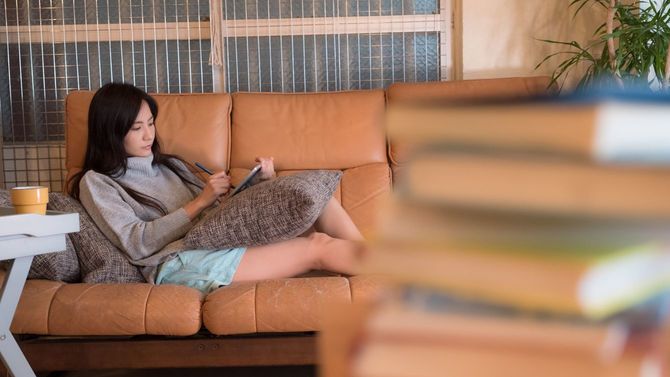 家で読書を楽しむ女性