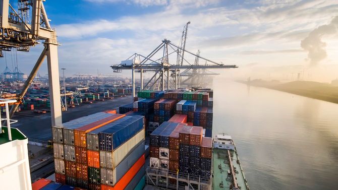 朝日に照らされるオランダ・ロッテルダムのコンテナターミナル