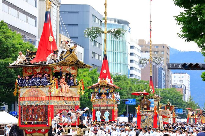 祇園祭前祭/山鉾巡行で辻回しする月鉾と後続の山鉾=京都府