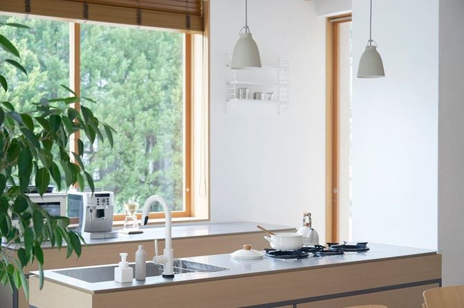 日差しの入るキッチンの眺め