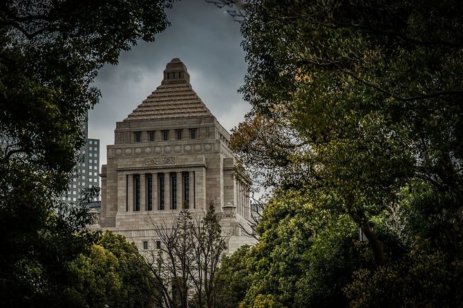 議会と曇り空。撮影場所:首都圏