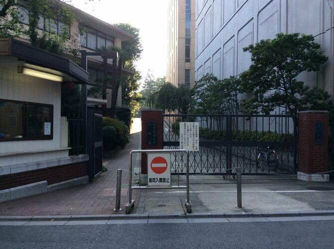 青山学院幼稚園の正門