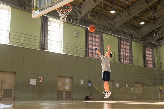シュートするバスケット選手の子ども