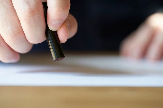 印鑑を押す手元