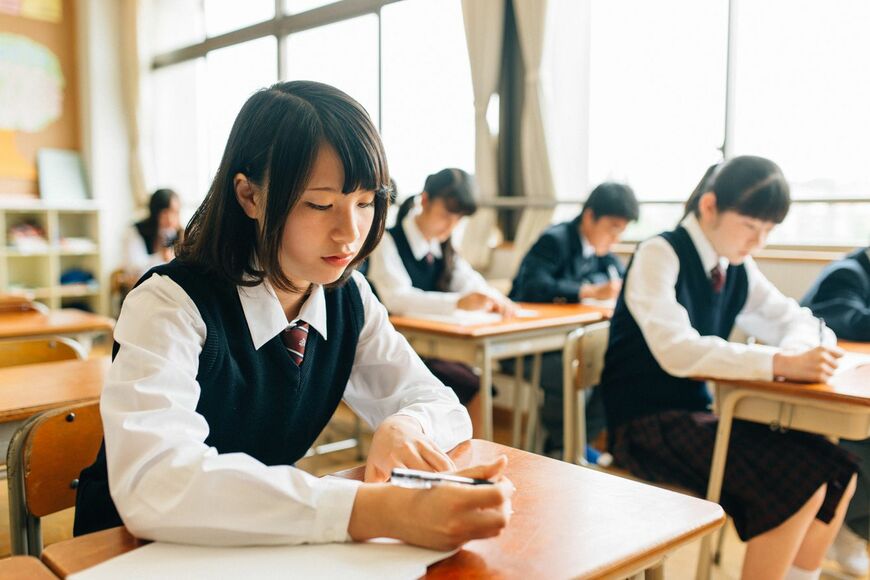 定期試験を受ける高校生