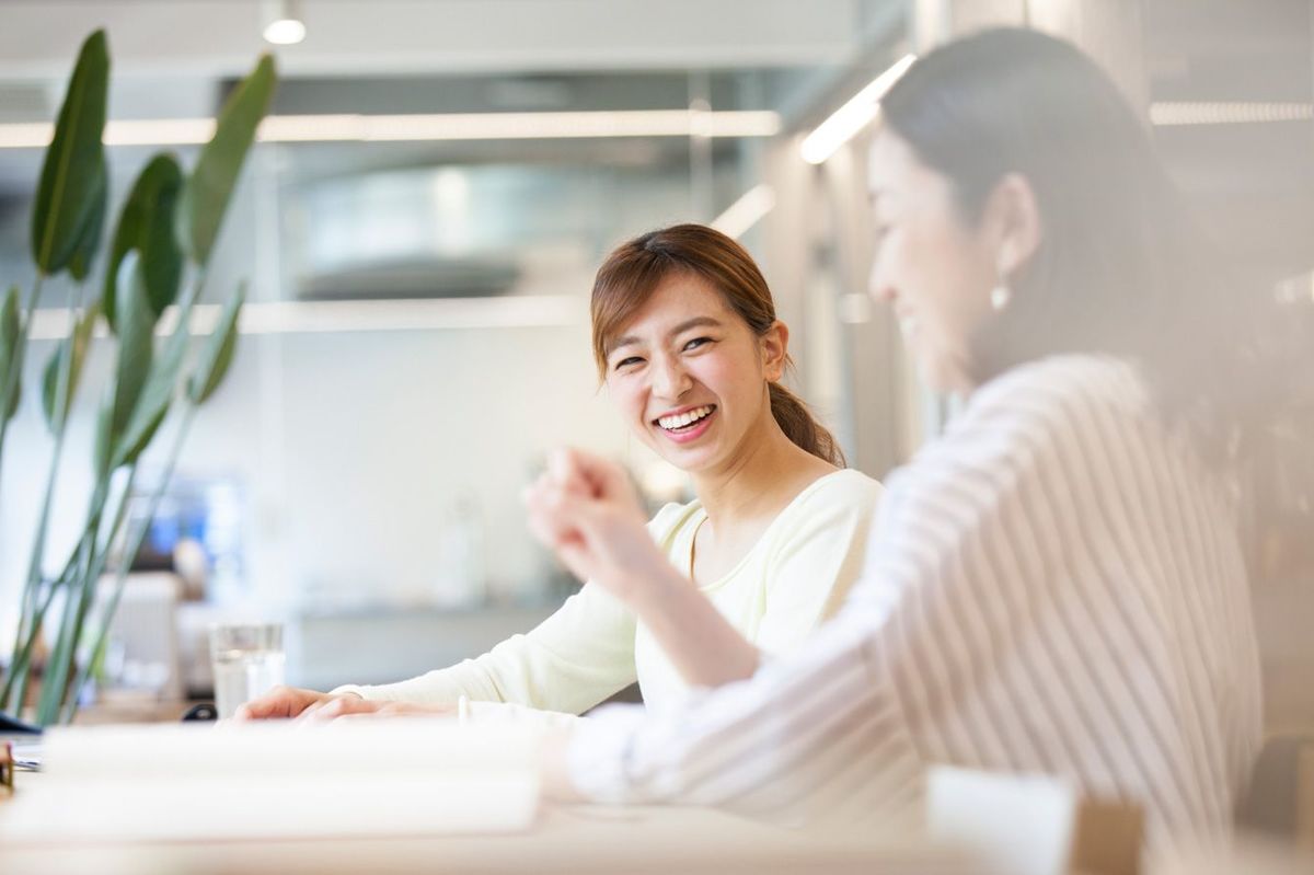 オフィスで会話をする女性たち