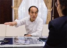 「（自分は）改革者だ」と語る東国原知事（手前は筆者）。