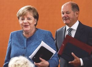 メルケル氏（左）と「次期首相」のオーラフ・ショルツ氏。