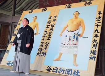 白鵬の「エルボー打ち」は相撲ではない