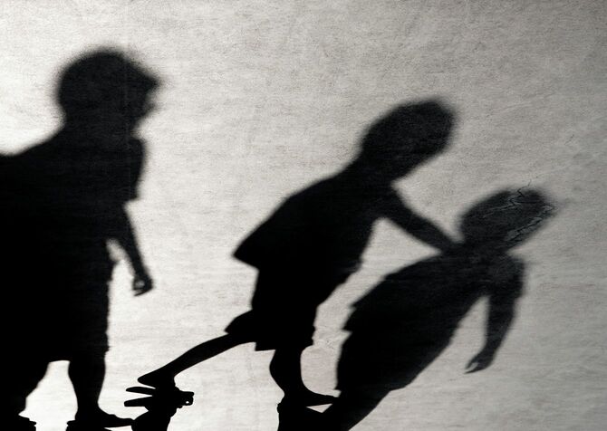 子どもたちの影のイメージ
