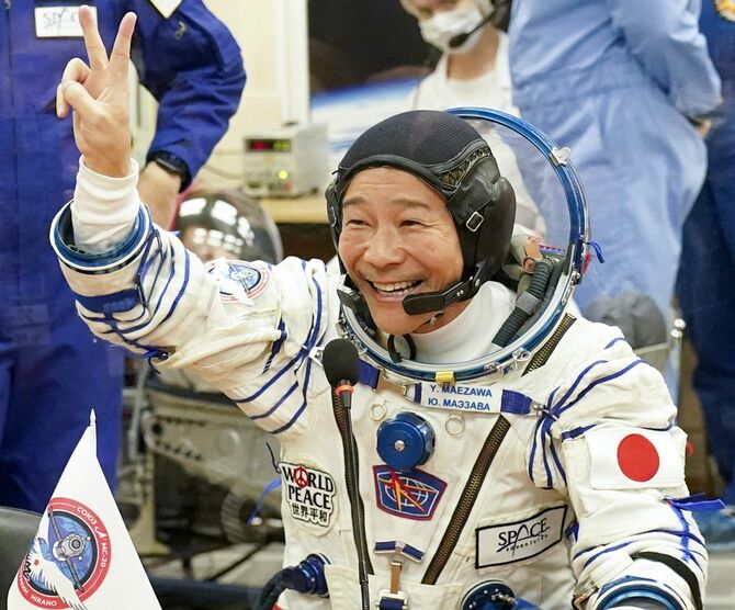 2021年12月8日、カザフスタン・バイコヌールで、ロスコスモスの宇宙飛行士アレクサンダー・ミスルキン、日本人宇宙旅行者前澤友作、平野洋三を国際宇宙ステーションに運ぶ宇宙船ソユーズMS20を搭載したソユーズ2.1 aの打ち上げを前に撮影された前澤氏。