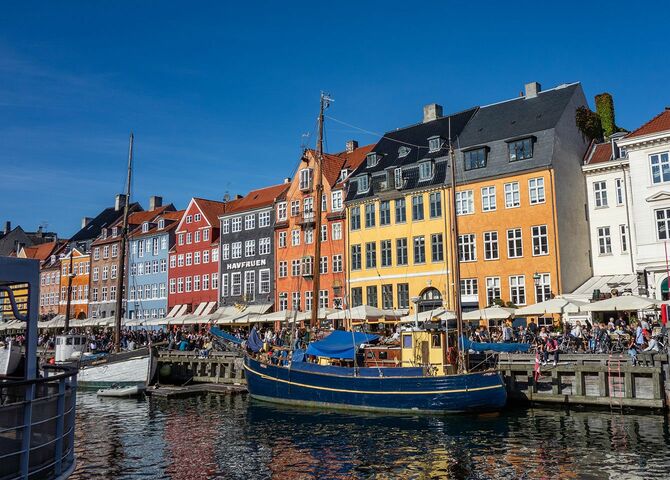 デンマークの首都コペンハーゲンの中心的な港であるニューハウン。色とりどりの家々が建つこの町は、観光客から最も重要な観光スポットとされている＝2019年9月21日
