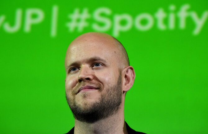 2016年9月29日、都内で行われた記者会見で、スウェーデンの音楽ストリーミングサービス「Spotify」のCEO、ダニエル・エクがカメラマンにポーズ