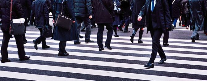 横断歩道を行き交う人々