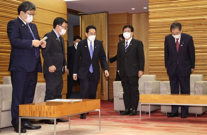 2022年4月28日、繰上げ閣議に臨む岸田文雄首相(中央)ら=首相官邸