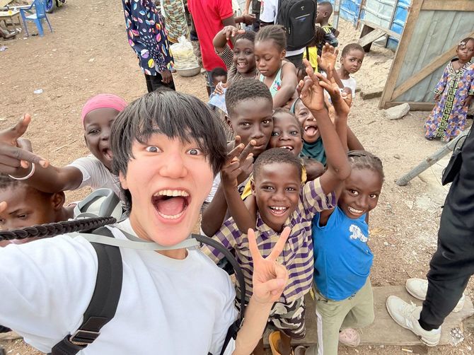 ISSEIさんとガーナの子どもたち