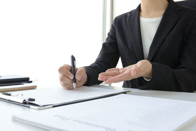 オフィスでのビジネスウーマンコンサルティング