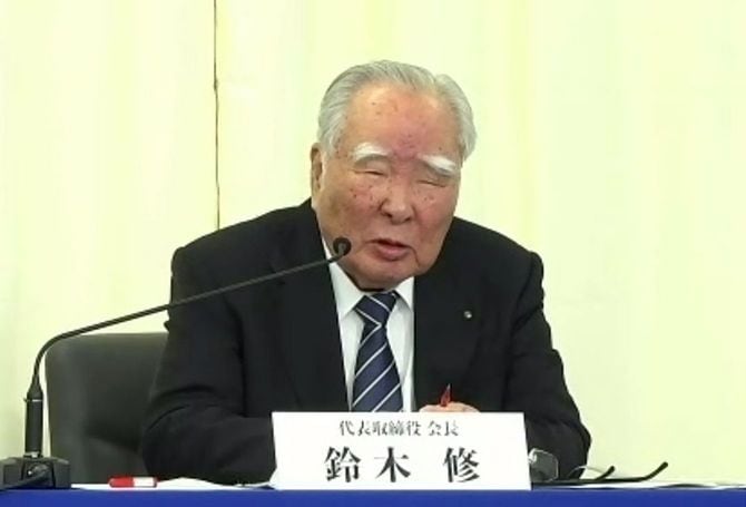 自身の退任についてオンラインで記者会見するスズキの鈴木修会長＝2021年2月24日午後