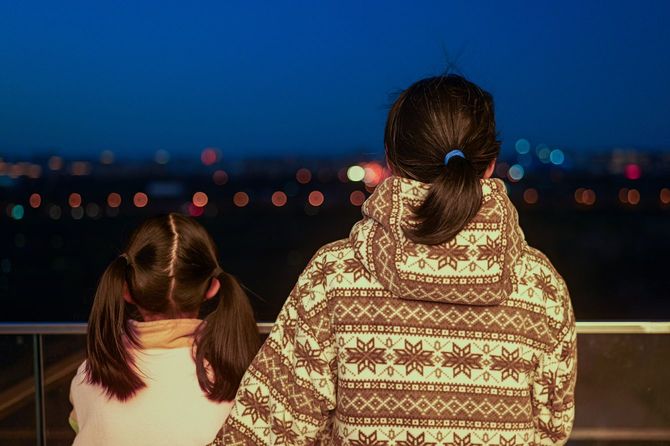 景色を眺める母と娘