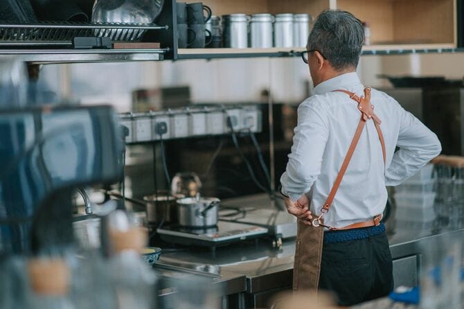 キッチンに立つ男性