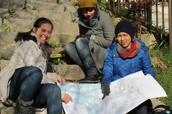 鮪立を襲った津波の境界線を地図に書き込む作業。左がジャロウィツキ氏