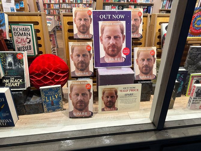 ロンドン市内の書店のショーウインドーに並べられた、ヘンリー王子の回顧録。どの書店でも初めから半額で売られていた