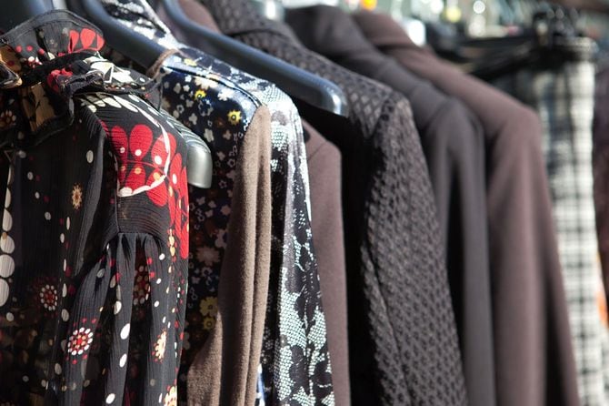 市に並ぶ古着のブラウス